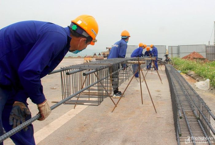 Dù giá sắt thép đang lên rất cao, vượt giá dự toán ban đầu, song các nhà thầu vẫn đang tìm cách tháo gỡ và thi công đạt tiến độ đề ra. Ảnh: Q.A