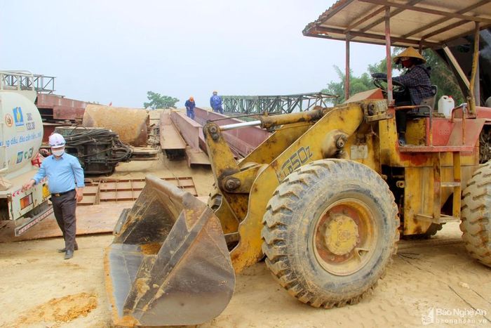 Máy móc được huy động đến ven sông Lam để chuẩn bị thi công cầu Hưng Đức dài 4 km bắc qua sông Lam nối Hà Tĩnh. Ảnh: Q.A