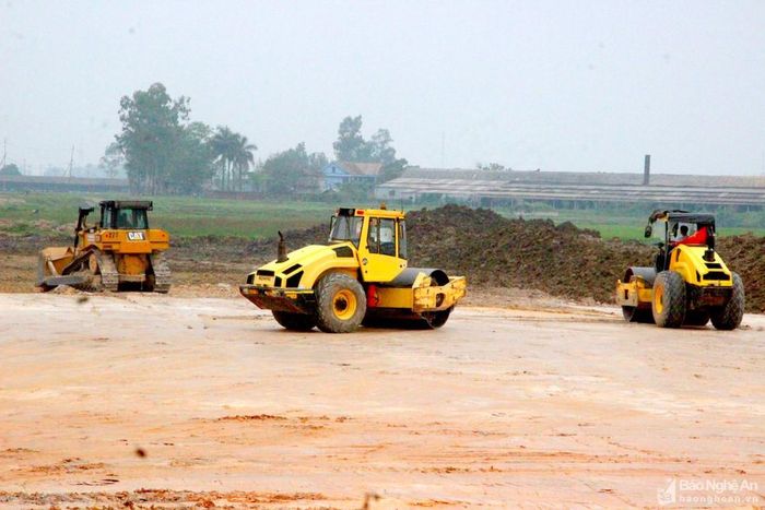 Những ngày này, tranh thủ thời tiết thuận lợi, máy móc làm việc hết công suất trên tuyến cao tốc Bắc - Nam đoạn Diễn Châu - Bãi Vọt. Ảnh: Q.A