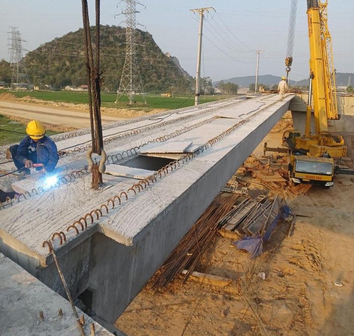 Tại TX. Hoàng Mai, Công ty CP Đèo Cả cũng đang đẩy nhanh thi công cầu vượt Trường Lâm, một hạng mục trên tuyến. Ảnh: Trân Châu