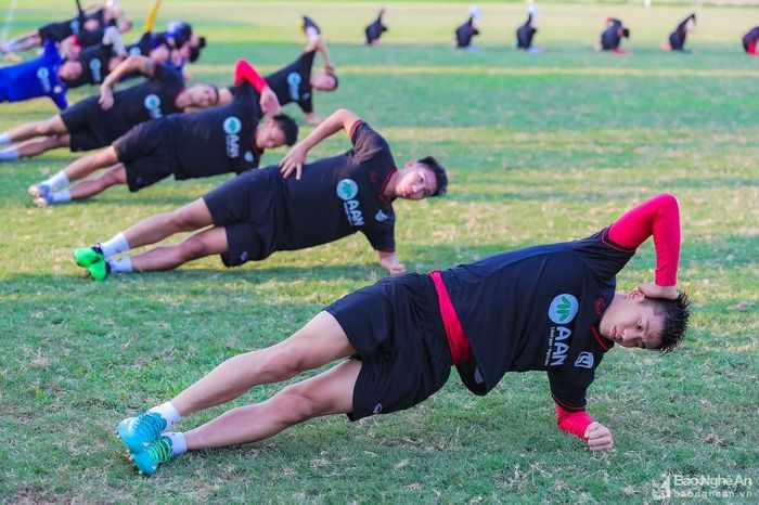 SLNA đang lên kế hoạch để đầu tháng tới có thể mời một số CLB trong nước tham dự giải đấu giao hữu, nhằm tạo điểm rơi phong độ tốt nhất cho các cầu thủ khi V.League 2022 trở lại vào giữa tháng 7. Ảnh: Đức Anh