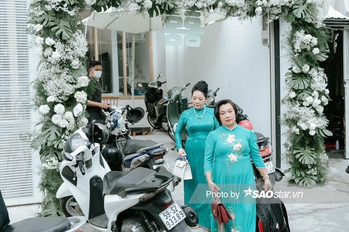 Khách ra vào tấp nập.