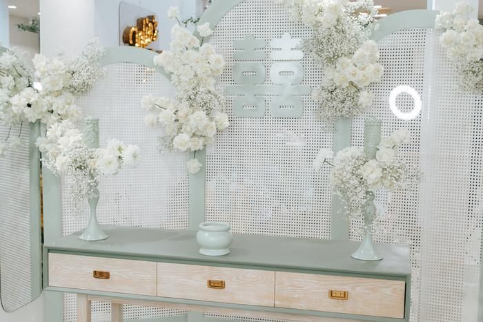 Từ cổng hoa, nến, khung chữ,… tất cả đều theo concept xanh trắng hiện đại song cũng đầy sang trọng. 