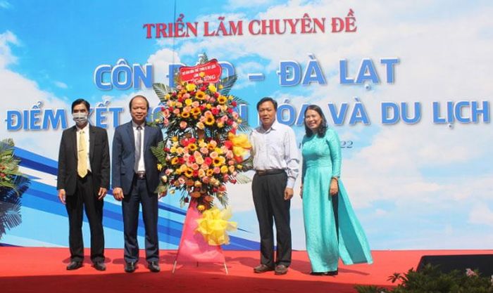 Tặng hoa chúc mừng triển lãm