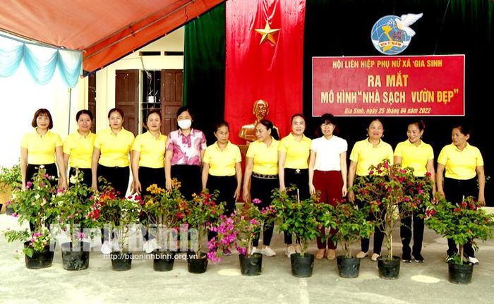 Đại diện Hội LHPN tỉnh và huyện Hội Gia viễn tặng cây cho các hộ tham gia mô hình.