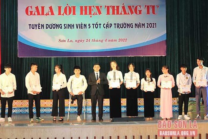 Hội Sinh viên Trường đại học Tây Bắc trao học bổng cho các sinh viên.