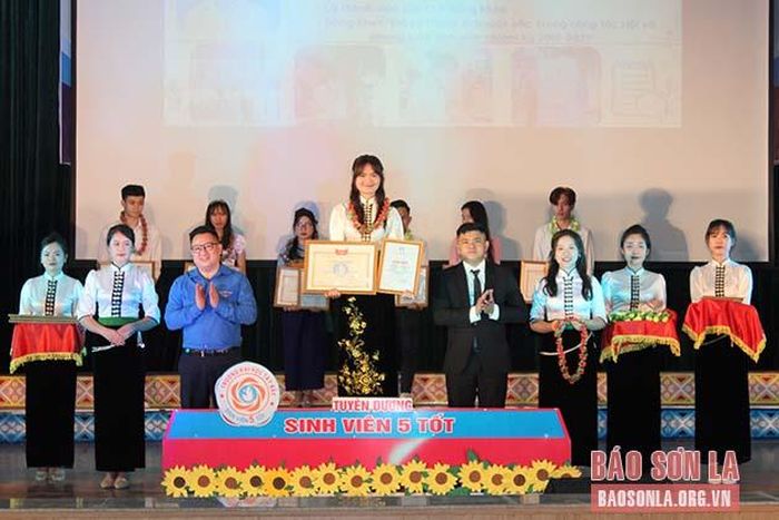 Trao tặng Giấy chứng nhận Danh hiệu “Sinh viên 5 tốt” cấp trường năm 2021 cho các sinh viên tiêu biểu.