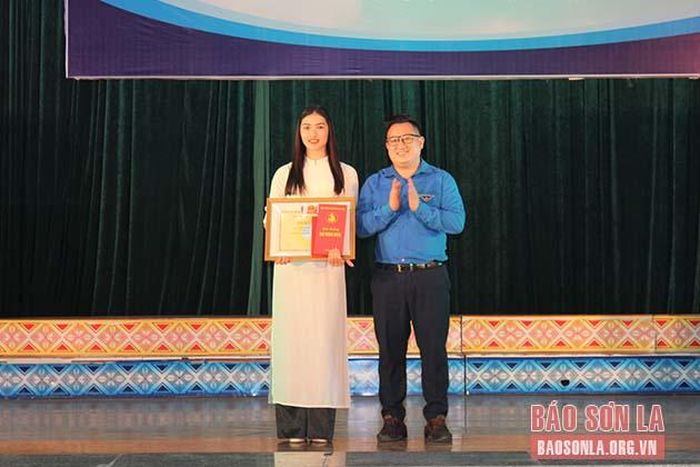 Chuyển trao Giải thưởng “Sao Tháng Giêng” cấp Trung ương năm 2021 cho sinh viên Dương Thị Thu Uyên.