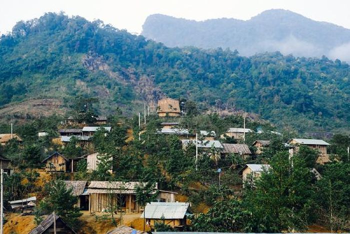 Những bản làng của người dân địa phương gần khu vực tâm chấn trưa ngày 18-4