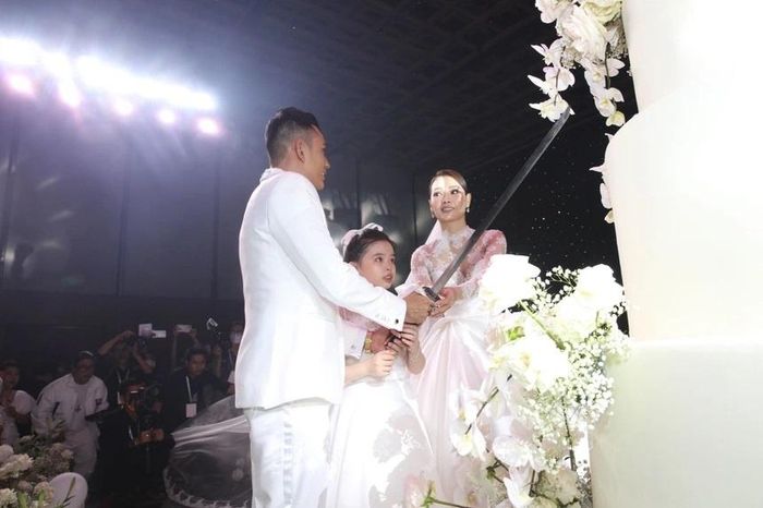Con gái của Phương Trinh Jolie lần đầu lộ diện. 
