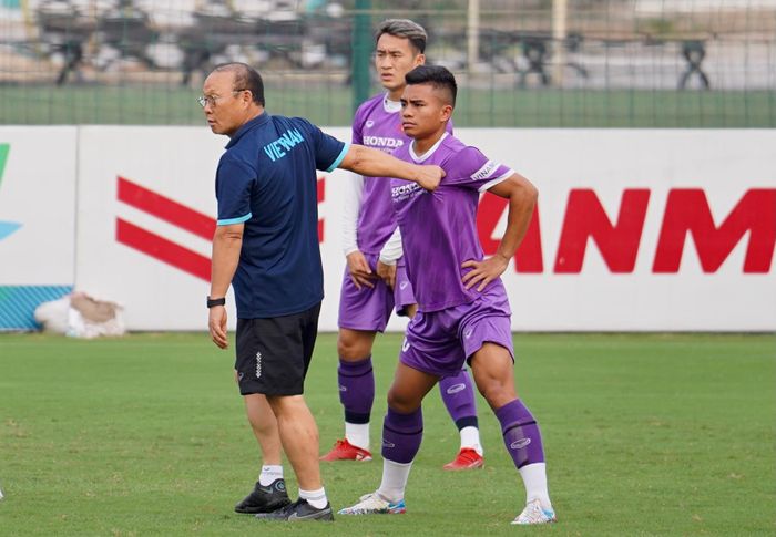  Khi Thanh Minh bắt đầu khởi động, ông tiến tới vị trí tiền đạo này, kéo ra chỗ của Việt Anh. 