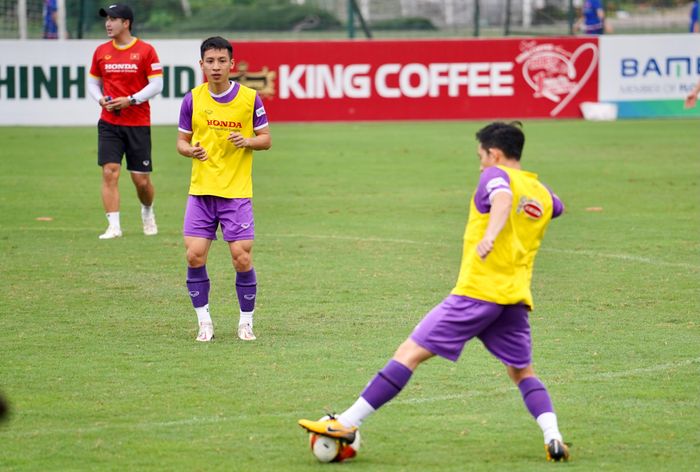  Trước khi chia quân đấu tập, các cầu thủ ôn lại những động tác chuyền và đỡ bóng. 