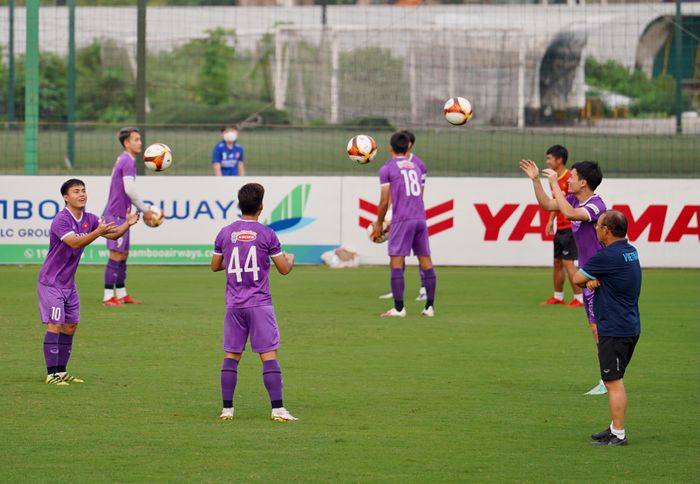  U23 Việt Nam tiếp tục khởi động với bóng bằng các động tác tung hứng có nhịp điệu. 