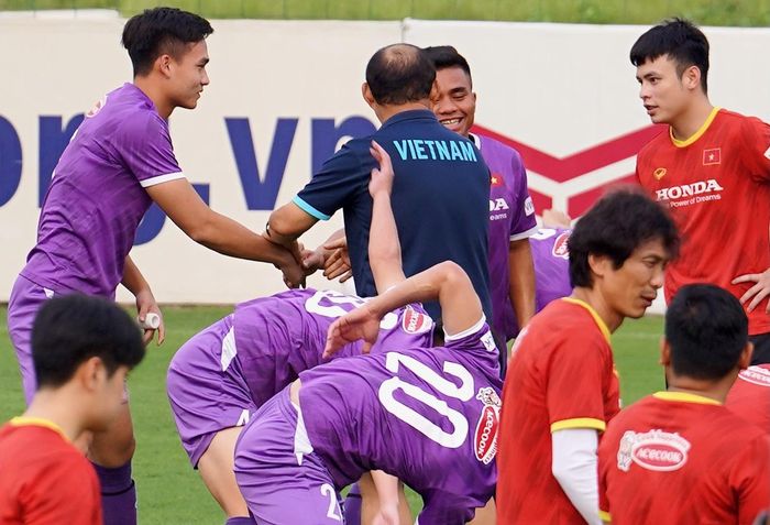 Chiến lược gia người Hàn Quốc cho Việt Anh và Thanh Minh bắt tay nhau để "giảng hòa". Trong thời gian tập luyện vừa qua, hai cầu thủ này có thể có chút mâu thuẫn khi tham gia các hoạt động giải trí. 