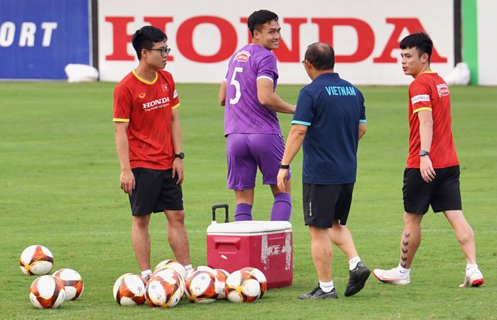  Trước khi bước vào buổi tập, HLV Park Hang-seo gọi riêng Bùi Hoàng Việt Anh ra trao đổi. Ông đã tìm hiểu được mâu thuẫn nhỏ nào đó trong mối quan hệ của cầu thủ này với Hồ Thanh Minh. 