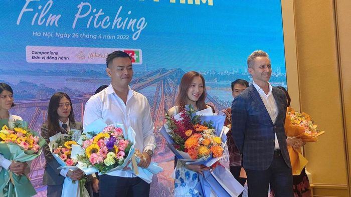 Ngân Zeta (ở giữa) giành chiến thắng, được chọn tham gia khóa học ngắn về làm phim tại Mỹ