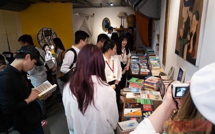  Hơn 1.000 đầu sách được “Chồi” giới thiệu đến các bạn trẻ.