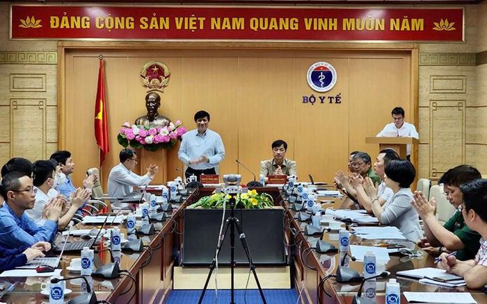 Bộ trưởng Y tế Nguyễn Thanh Long thông tin tại hội nghị.