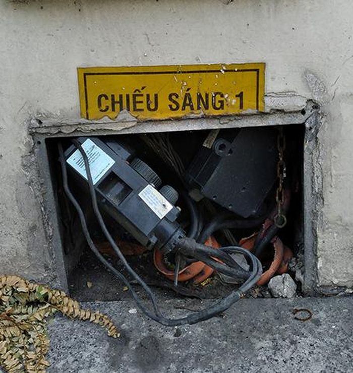 Hộp đèn chiếu sáng bị mất nắp đậy có thể gây nguy hiểm cho người dân