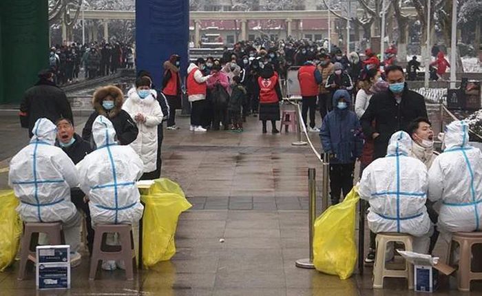 Bắc Kinh đã tiến hành xét nghiệm virus corona hàng loạt cho gần 21 triệu cư dân sau khi phát hiện hàng chục trường hợp COVID-19 mới trong những ngày gần đây. Ảnh: AFP