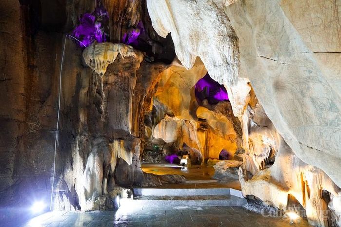 Khu du lịch Cổng trời Đông Giang hội tụ nhiều hệ thống hang động, thác suối tự nhiên kì vĩ giao thoa cùng bản sắc văn hóa độc đáo của đồng bào Cơ Tu rất thuận lợi cho phát triển du lịch, gắn liền với bảo tồn văn hóa, thiên nhiên, tham quan và vui chơi giải trí.