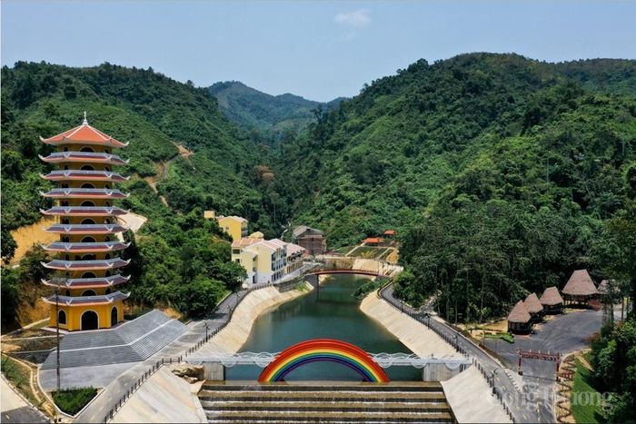 Sau hơn 4 năm xây dựng, Khu du lịch Cổng trời Đông Giang sẽ chính thức mở cửa đón khách tham quan giai đoạn 1 từ ngày 29/4/2022. Đây là giai đoạn mở cửa đón khách trải nghiệm trước khi đưa vào khai trương và hoạt động chính thức dự kiến từ tháng 6/2022.