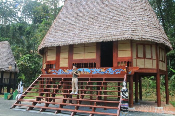 Du khách sẽ được trải nghiệm văn hóa bản địa và ẩm thực tại Làng văn hóa Cơ Tu.