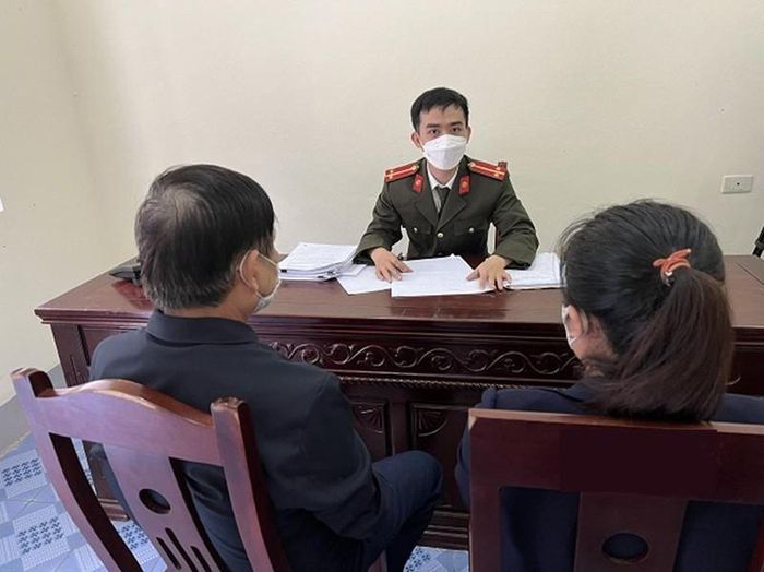 Cán bộ Phòng PA05 làm việc với các nạn nhân bị lừa đảo trên không gian mạng