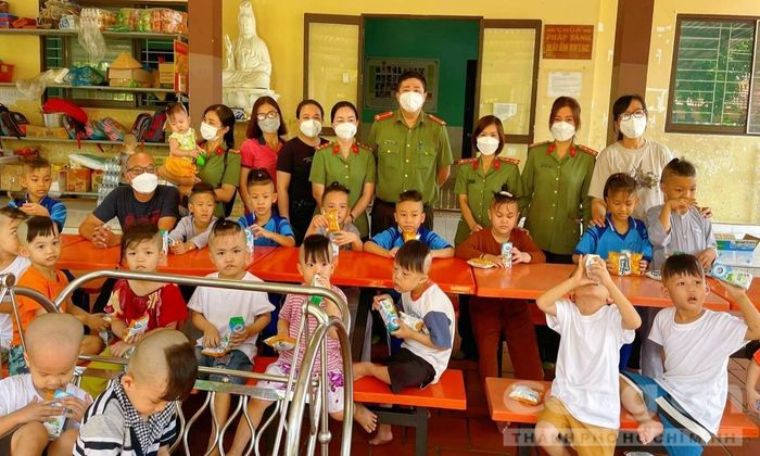 Hình ảnh trong chuyến thăm, tặng quà tại mái ấm An Lạc.