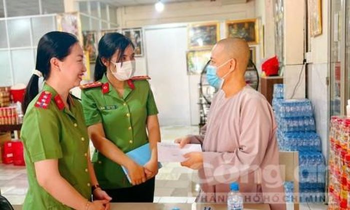 Đoàn trao quà tặng mái ấm, sư cô Thích Nữ Tắc Bảo đại diện nhận