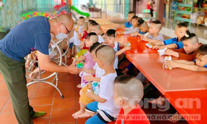 Các bé vui mừng khi được nhận quà.