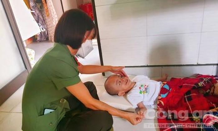 Bé Hồng Ân không giấu nổi vui mừng khi được đoàn đến thăm, trò chuyện.