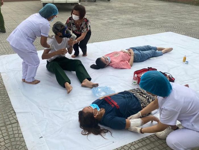 Lực lượng y tế phối hợp sơ cứu nạn nhân tại nơi diễn tập phương án PCCC và CNCH