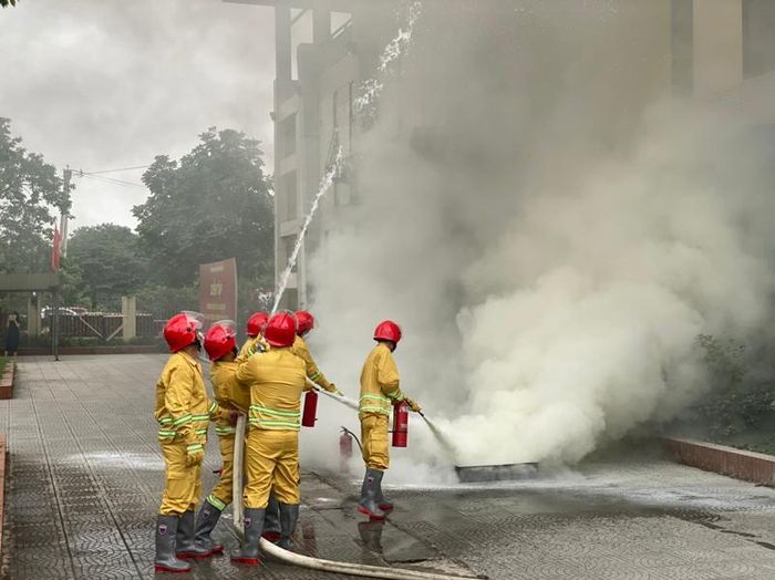 Lực lượng cứu hỏa tại chỗ nhanh chóng sử dụng phương tiện dập lửa ngăn cháy lan, cháy lớn. Diễn tập là cuộc kiểm tra kỹ năng sự phản ứng, xử lý sự cố có hiệu quả của lực lượng ứng trực tại chỗ