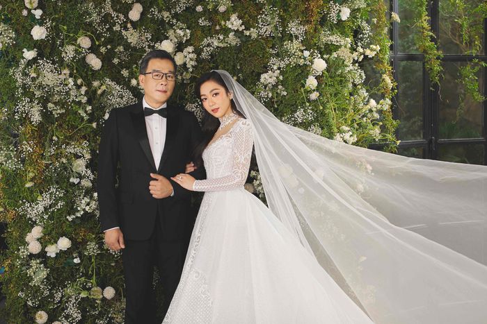  Sau một thời gian tìm hiểu, nữ ca sĩ cho hay chồng sắp cưới chủ động thể hiện tình cảm với cô. Thời điểm đó, dịch bệnh bùng phát, cô ở Mỹ, còn bạn trai ở Việt Nam nên họ không thể gặp nhau trực tiếp. 