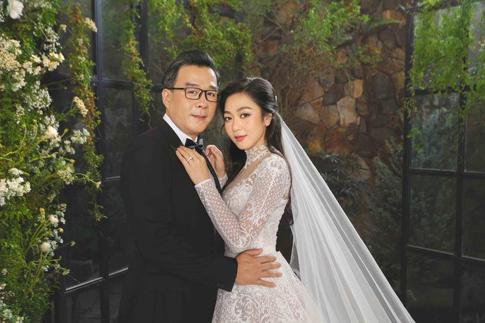  Vừa qua, Hà Thanh Xuân và hôn phu thực hiện bộ ảnh cưới tại TP.HCM. Nữ ca sĩ diện hai bộ váy cưới đến từ NTK Chung Thanh Phong. 