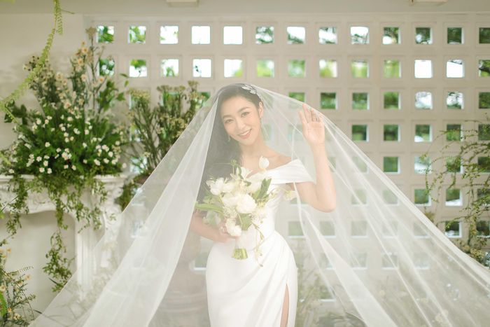  Hà Thanh Xuân sinh năm 1988, cô kém chồng sắp cưới 13 tuổi. Anh từng ly hôn và có con riêng. Nói về điều này, nữ ca sĩ bày tỏ: "Tôi không quan tâm đến chuyện cũ. Chúng tôi sống cho hiện tại, tương lai và tin vào tình cảm của đối phương dành cho mình. Con gái anh cũng gần gũi với tôi". 