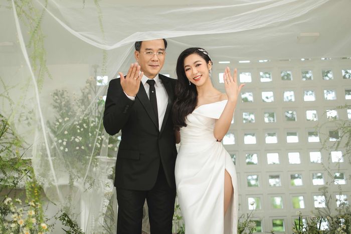  Hà Thanh Xuân tiết lộ trong đám cưới diễn ra vào ngày 2/5 - cũng là ngày sinh nhật của nữ ca sĩ - sẽ có sự góp mặt của nhiều người nổi tiếng. Trong đó, MC Nguyễn Cao Kỳ Duyên sẽ là MC, dẫn dắt buổi tiệc. Bên cạnh đó, những giọng ca như ca sĩ Như Quỳnh, Dương Triệu Vũ, Bảo Thy cũng sẽ xuất hiện tại lễ cưới. 