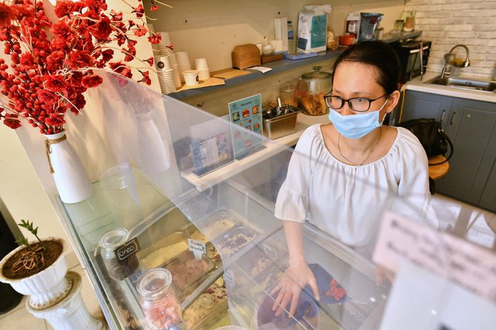  Chị Minh Tân (chủ cửa hàng quà vặt) cho biết do ảnh hưởng dịch bệnh nên khi phố đi bộ đóng cửa, lượng khách giảm. “Doanh thu tăng phần lớn vào cuối tuần vì có nhiều khách tới vui chơi. Tôi hy vọng sắp tới tình hình sẽ cải thiện”, chị nói. 