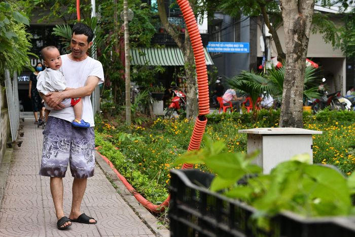  Ông Mười (người dân sống gần tuyến phố) chia sẻ: "Phố đi bộ mở lại sau dịch sẽ trở thành không gian vui chơi cho nhiều gia đình, đặc biệt là với trẻ nhỏ. Tôi rất mong đợi". 