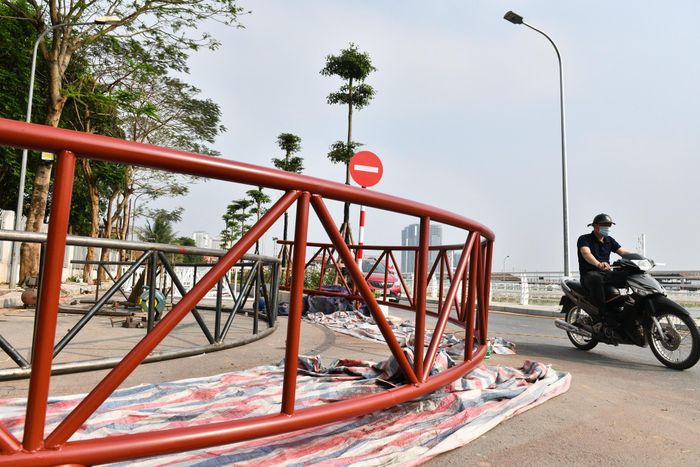  Cổng chào từ thung lũng hoa Hồ Tây rẽ vào phố đi bộ đang dựng mới. 