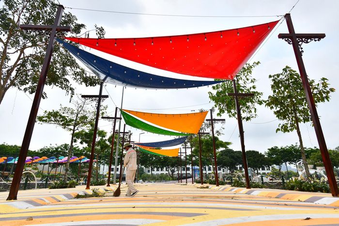  Một khu vực đang được sơn sửa, nơi đây sẽ có những mảng màu rực rỡ hơn trước. 