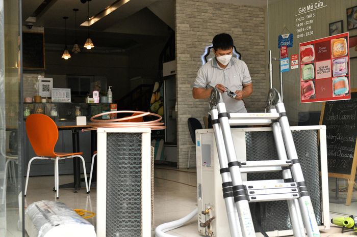  Chuẩn bị phục vụ đón khách vào đợt hè, nữ chủ quán cũng đã sớm gọi thợ lắp thêm điều hòa nhiệt độ. 