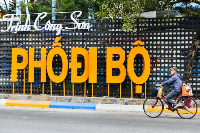  Tuyến phố được cải tạo diện mạo được gần một tuần qua, hiện vẫn trong quá trình hoàn thiện. 