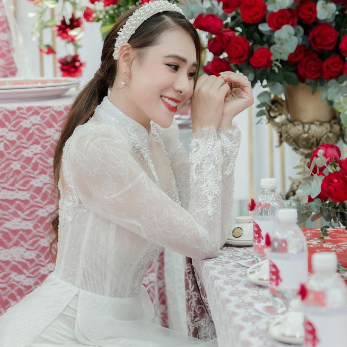 Hồ Bích Trâm và chồng trong lễ cưới ở Quảng Ngãi.