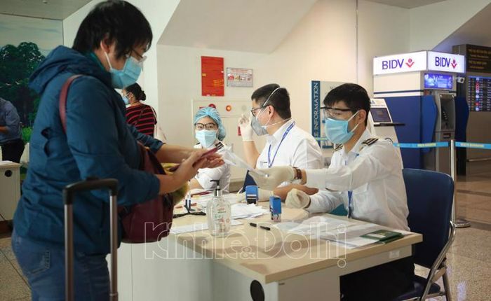 Kiểm dịch tại Cảng hàng không quốc tế Nội Bài. Ảnh: Ngọc Tú