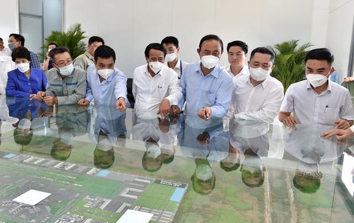 Phó Thủ tướng xem sa bàn tổng thể cảng hàng không quốc tế Long Thành - Ảnh VGP/Đức Tuân