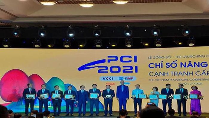 Lãnh đạo tỉnh nhận chứng nhận của VCCI