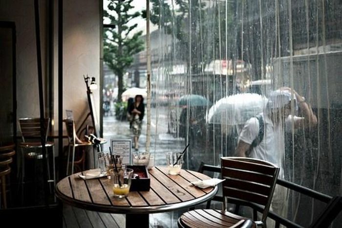 Tạt vào quán nhâm nhi cốc cà phê đợi cơn mưa qua.