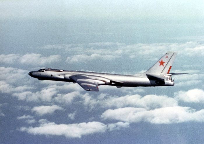 Các cuộc thử nghiệm cấp nhà nước cho thấy với 3 tấn bom, Tu-16 có thể bay 5.760 km với tốc độ tối đa 992 km/h và trần bay thực tế là 12.800 mét. Đồng thời, trọng lượng cất cánh tối đa là 72 tấn. Máy bay có thể cất cánh từ đường băng khá ngắn - dưới 2.000 mét.